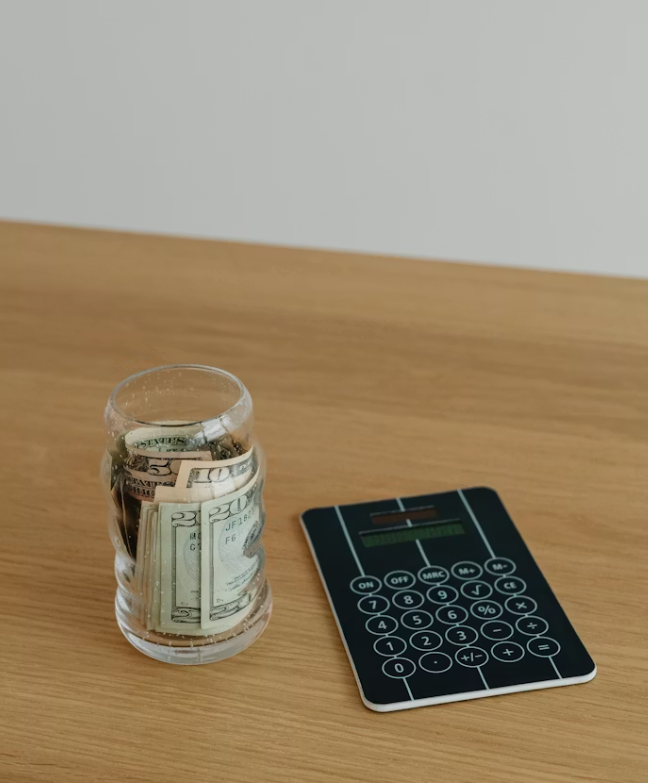 재테크 입문 저금통과 계산기 이미지